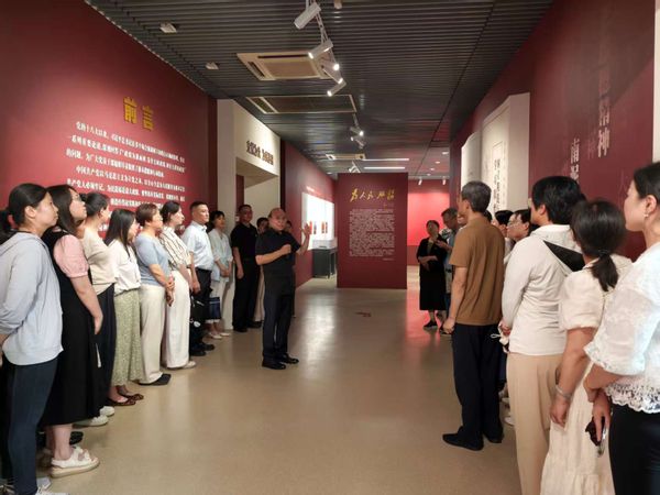 威廉希尔官网中共党史资料馆馆长曹大臣为参观团体讲解